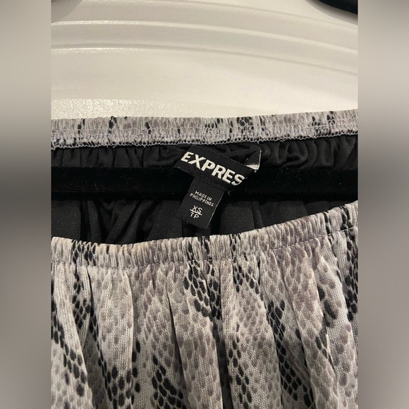 Women’s Express Off the Shoulder Snakeskin Top size XS - Picture 2 of 3